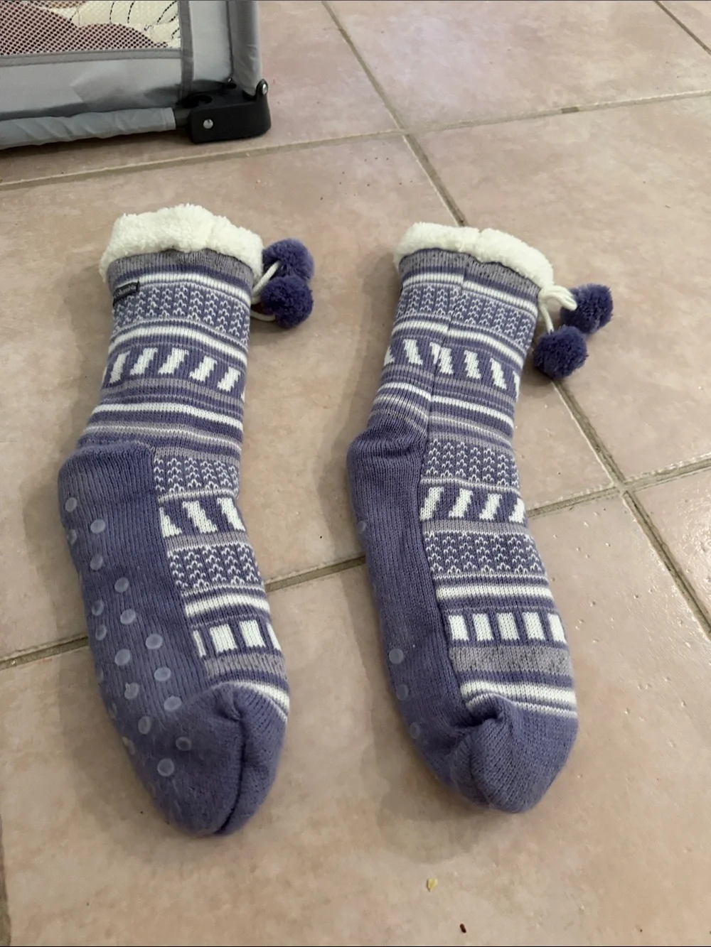 Columbia Lavender and White Pom-Pom Fleece-Lined Grip Socks @@@